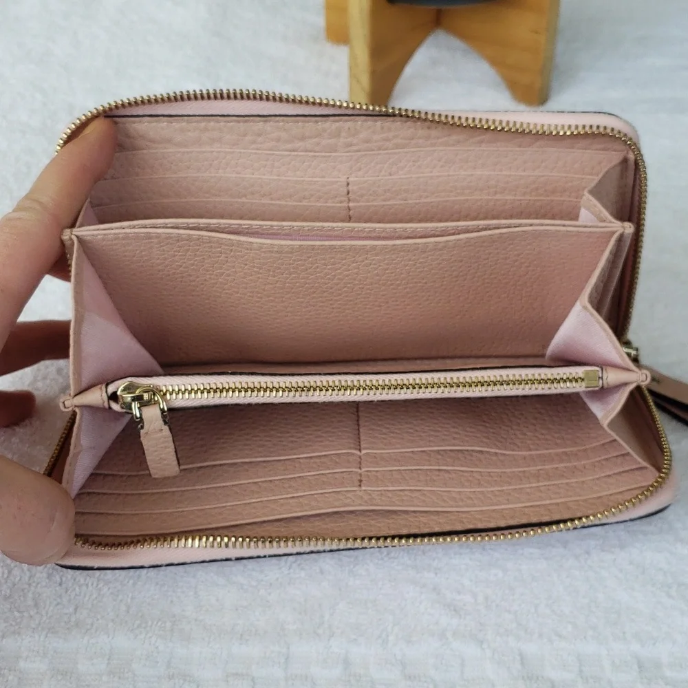 Valentino Garavani Rock stud zippy wallet 🔥 💕 - Picture 5 of 16